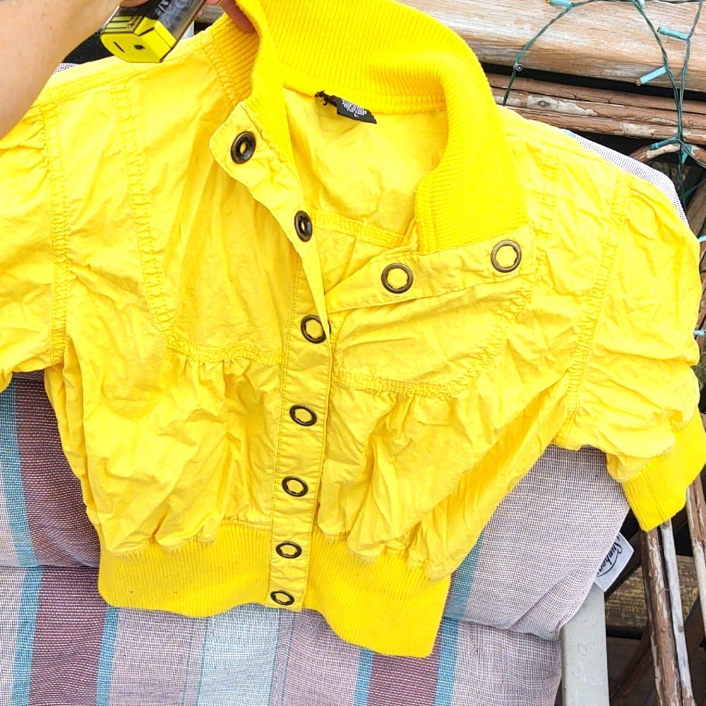 Vanity short sleeve top. Yellow. Size L